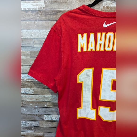 New From Arrowhead Stadium Apparel Store KC Chiefs Nike Mahomes 15 Red Tee - Picture 3 of 16